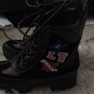 Women size 7-8 combat boots